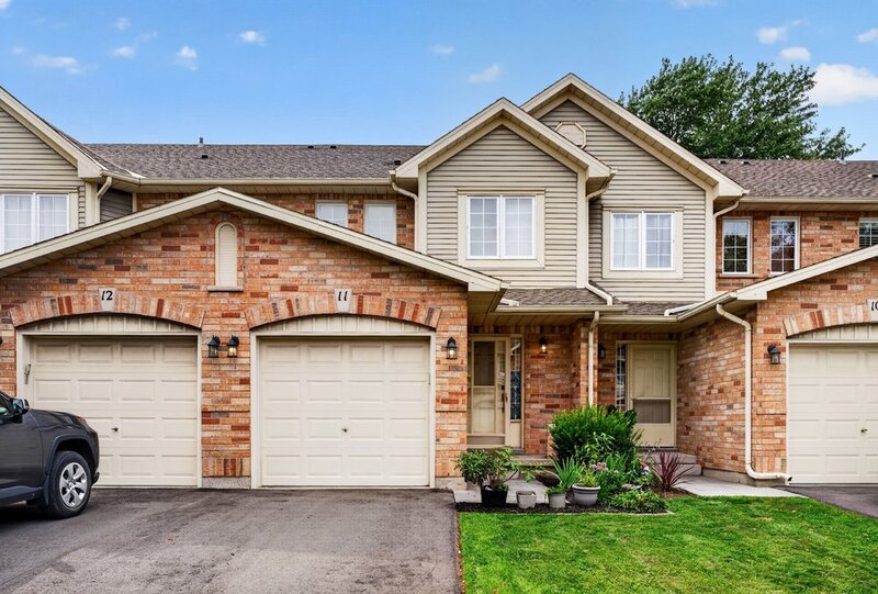 STUNNING TOWNHOUSE IN QUIET STONEY CREEK NEIGHBOURHOOD!